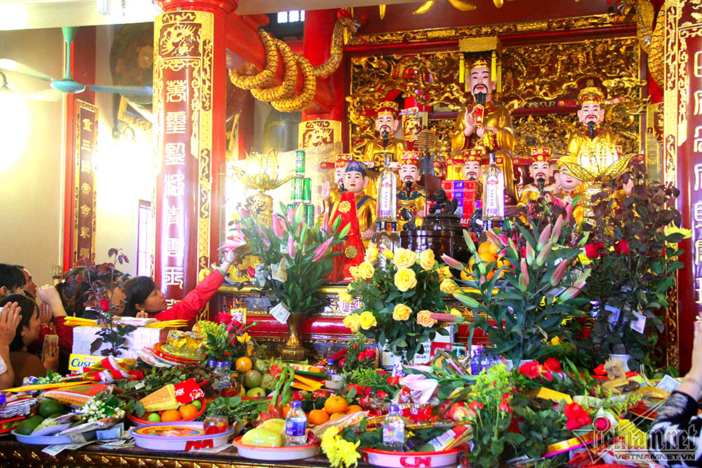 Vàng mã đốt nghi ngút, tiền lẻ rải kín phủ Tây Hồ rằm tháng Giêng